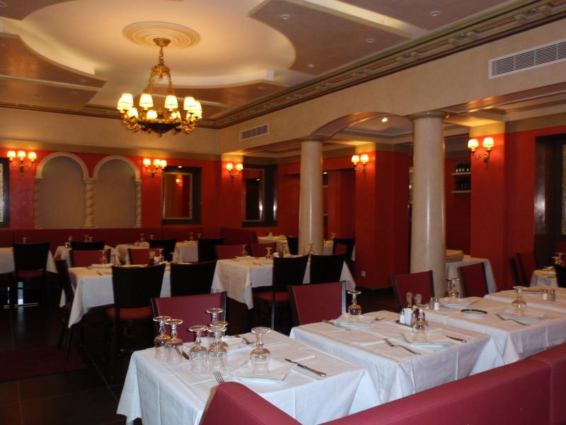 salle restaurant rouge