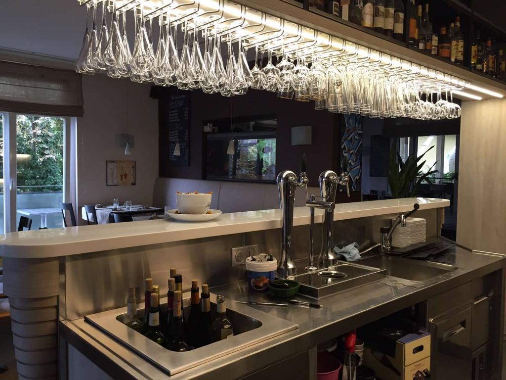 bar avec verres suspendus